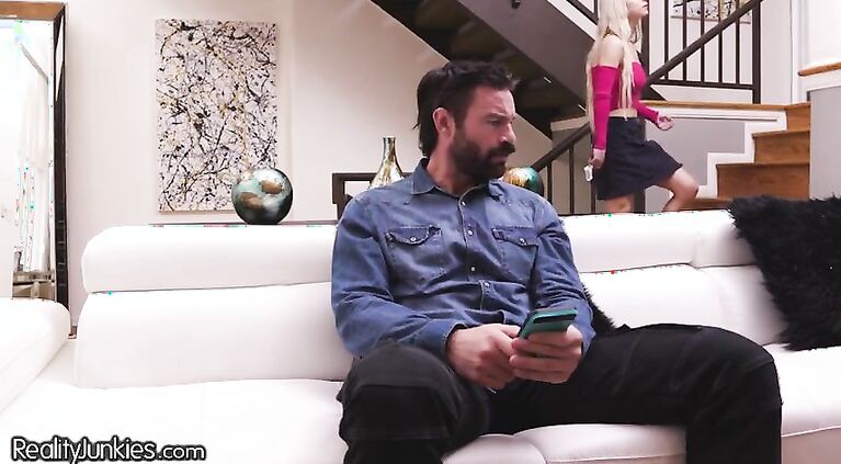 RealityJunkies Pervert Stepdad Watches Teen d.'s Cam Shows!