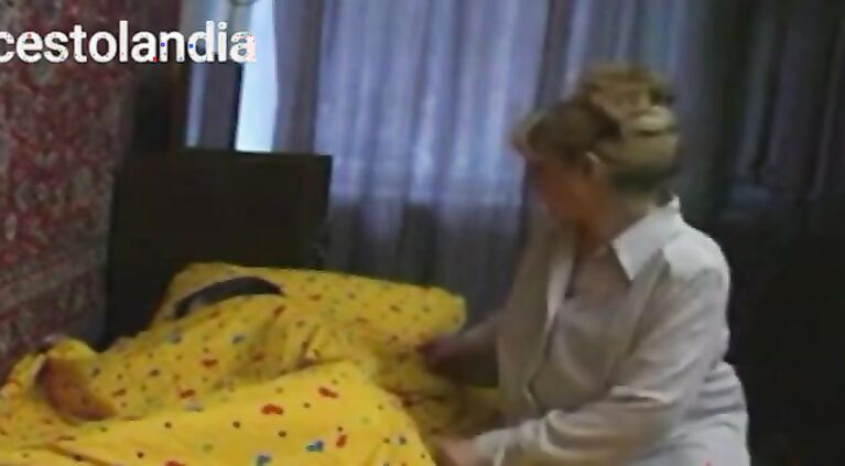 Mamá se mete a mi cama