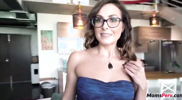 MOM says yes to undress- OMG