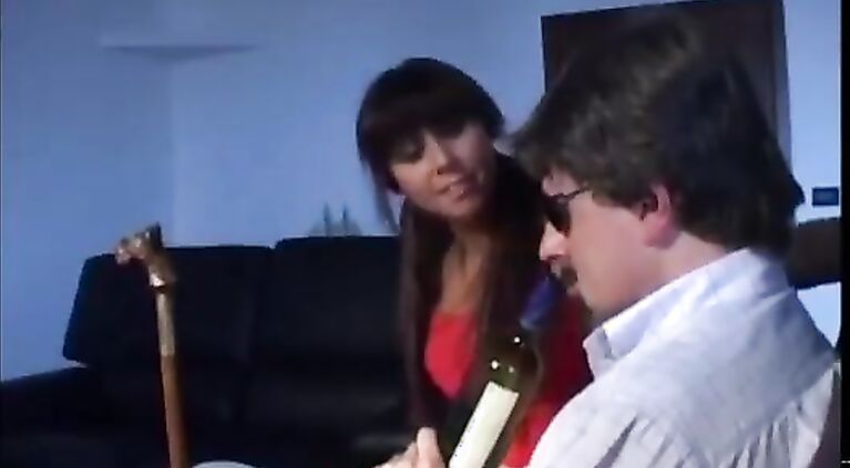 i. Italiano - Figlia porcella scopa papa' ! Porno Italiano- Italian family