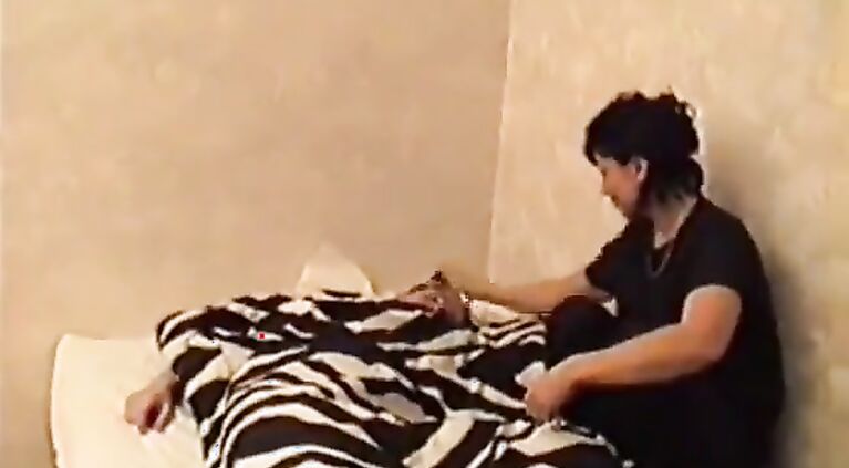 mom wakes up her s. - MOTHERYES.COM