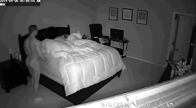 Hijo y su madre en la alcoba matrimonial.