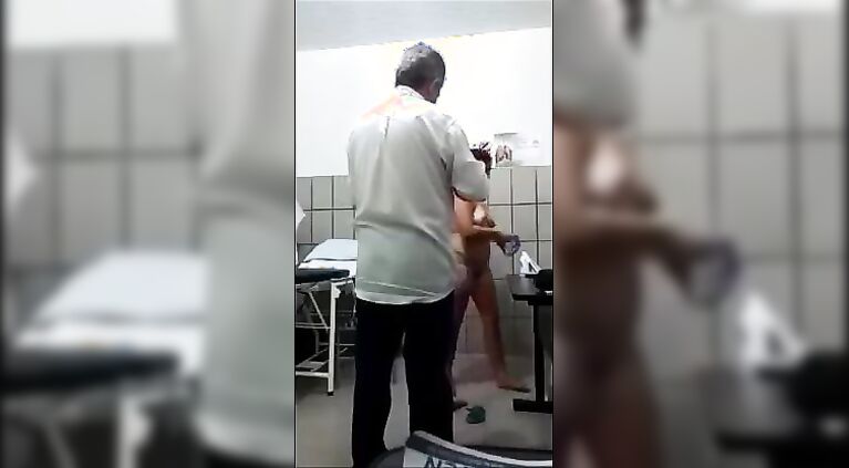 Saca consulta y doctor se aprovecha de ella caso real