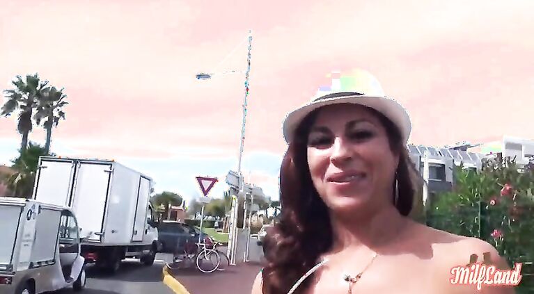 Marielle est une milf bien soumise