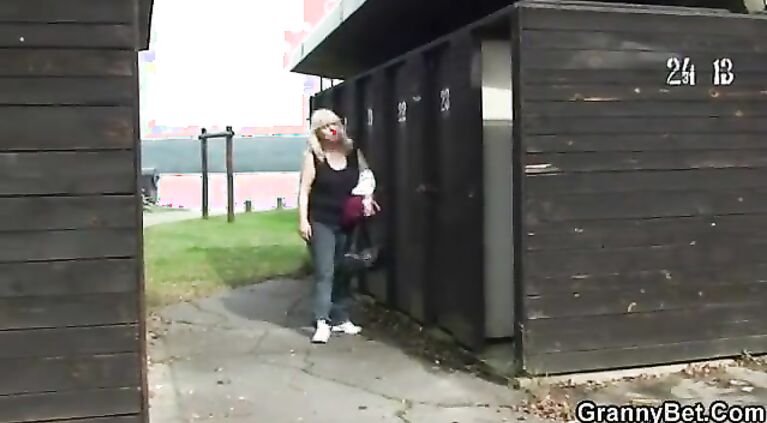 Granny gets fucked in the changing room