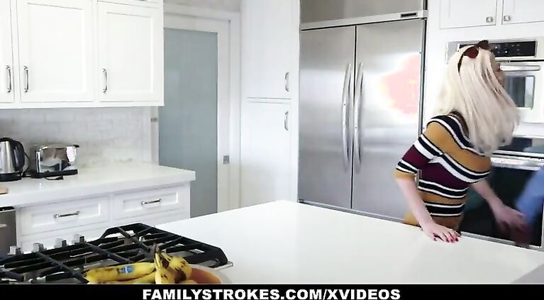 Family Strokes - Hot Teen (Jade Nile) Lets Stepdad Cum On Her Bush