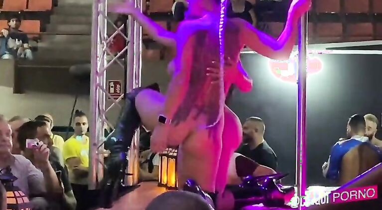 Kesha Ortega & Helena Kramer se follan a un chico del publico