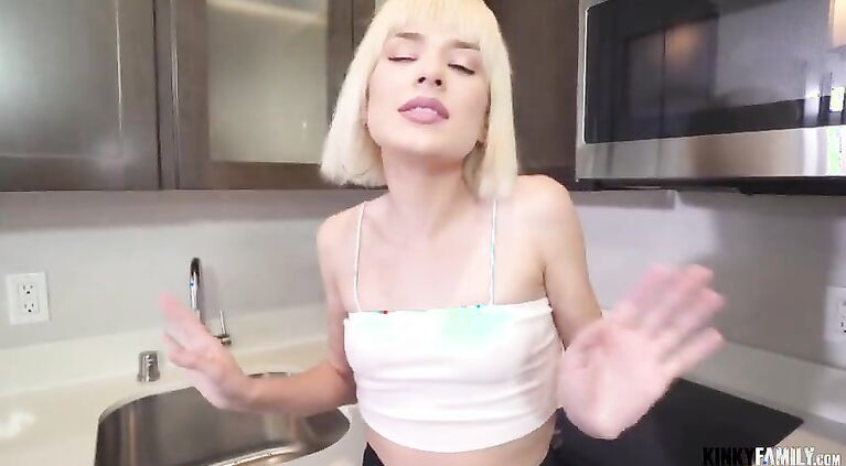 Kinky Family - Jessie Saint - Fucking blonde stepsis again