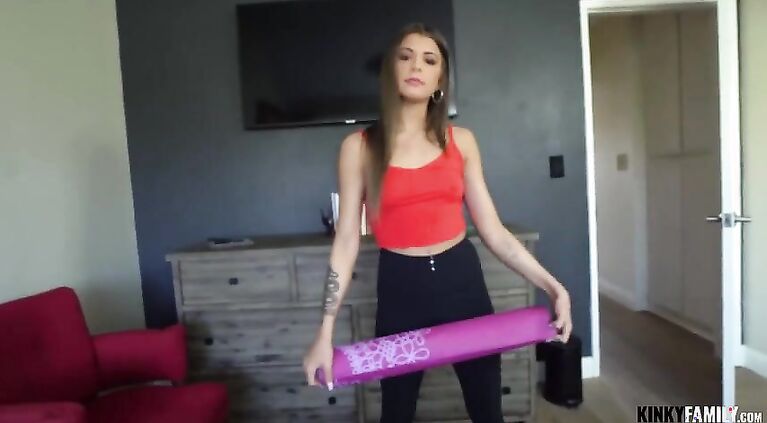 Kinky - Jade Reign - Fucking my yoga-loving stepsis