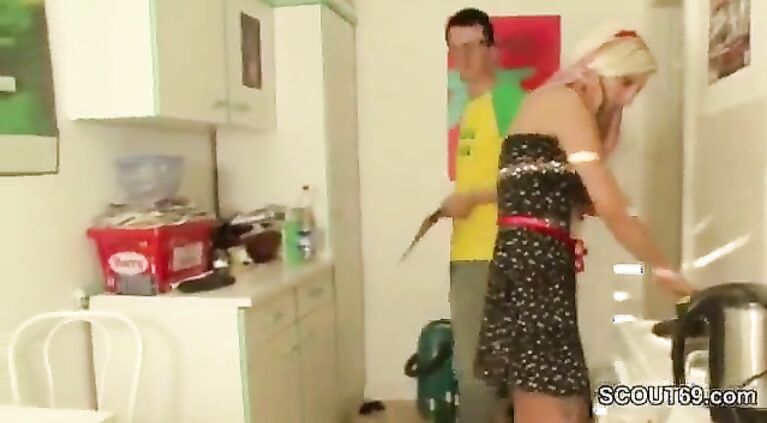Stief-tochter findet Kondome bei Daddy
