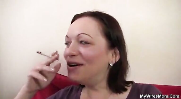 She catches her BF with her mom