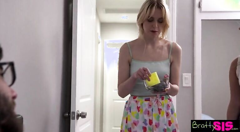 ty Sis - Spongebath From Step Sisters Friend Leads To Threesome! S10:E7