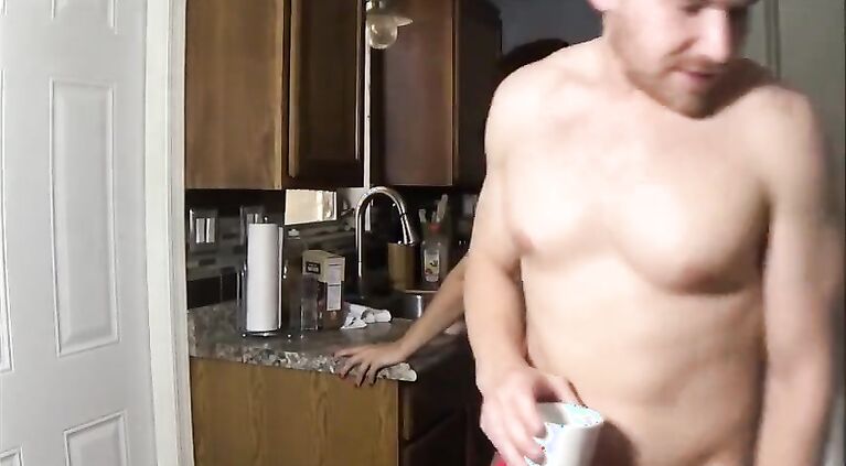 Madre e hijo en la cocina