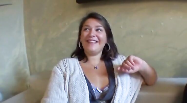 Brune a forte poitrine qui veut baiser tout de suite ! French amateur