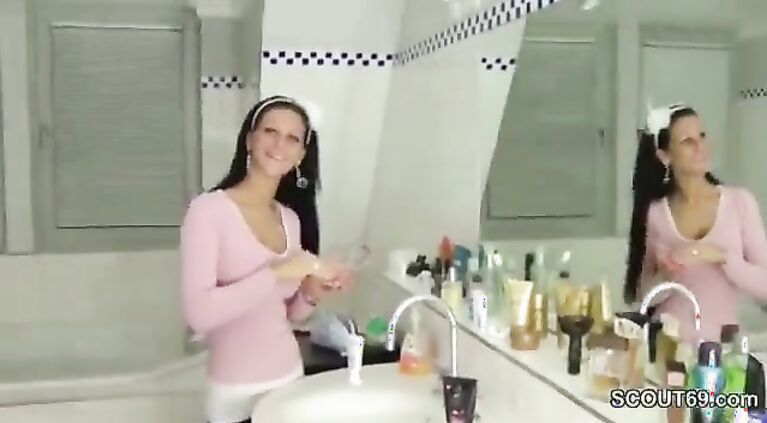 Schwester wird vom Stief bruder erwischt und gibt Handjob