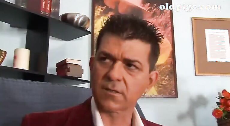 Mature man bangs a teenie in a sofa