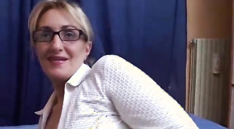 Introducing a sexy mom to fuck!