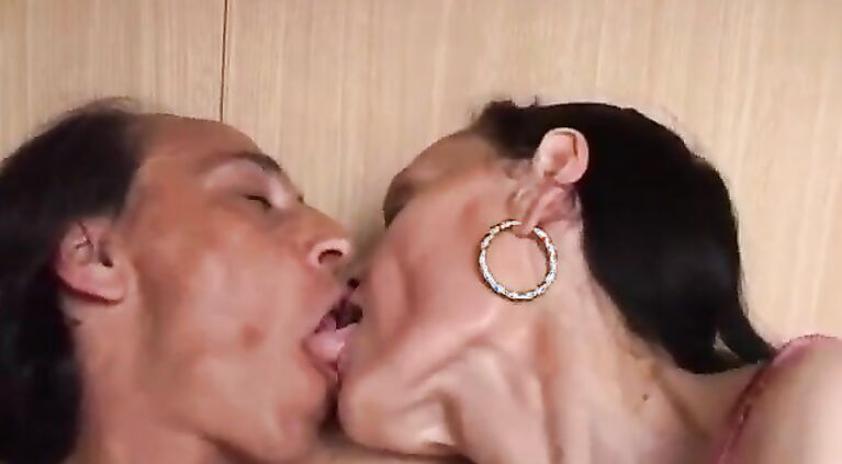 The secrets of dirty italian housewives Vol. 4