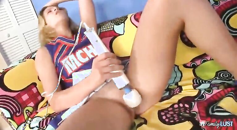 FL-Teen bimbo gets fucked with a young man
