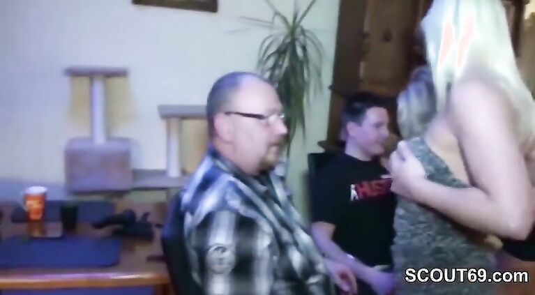 Mutter und Stief-Tochter beim privaten Gruppensex auf Party