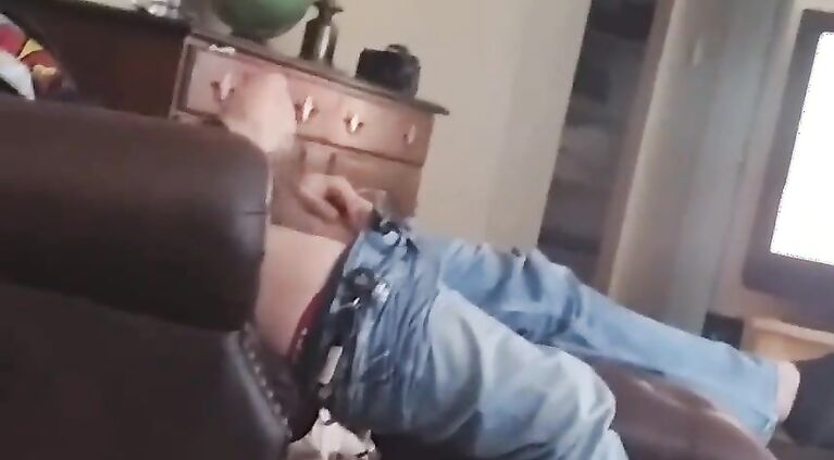 Meu primo botou um pornô e começou a bater punheta na minha frente