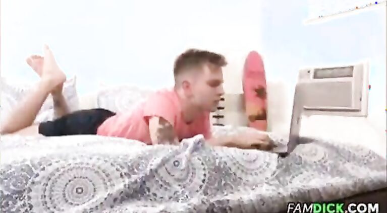 Pai e Filho Gay: Pai aproveita que mãe saiu e cai em cima do filho que estava estudando