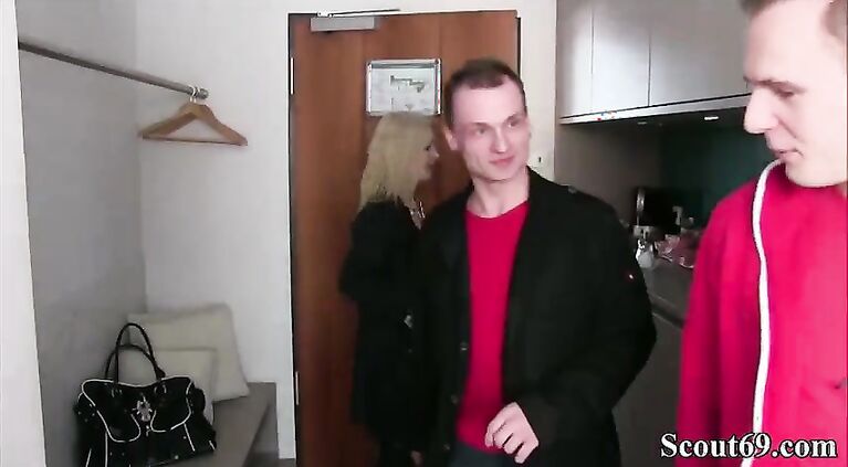 Zwei Freunde ihres Sohnes ficken seine Mutter nach Schule